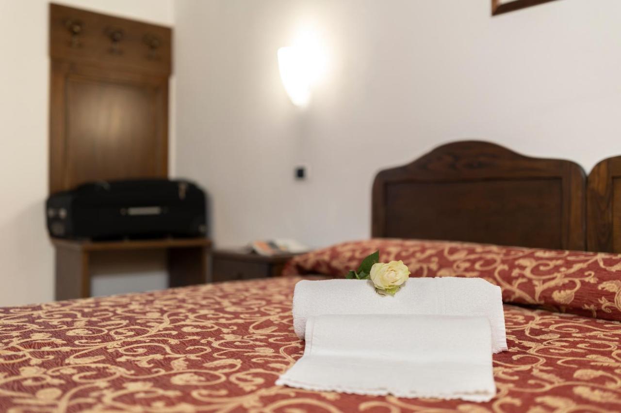 Hotel La Pace Asciano Esterno foto